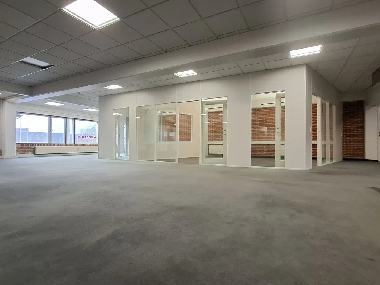 Billede 7 - Suveræn Beliggenhed – Showroom. Klinik, Butik, Gaming, Kontor mm. – Stort åbent areal i midten og mindre cellekontorer i glas.