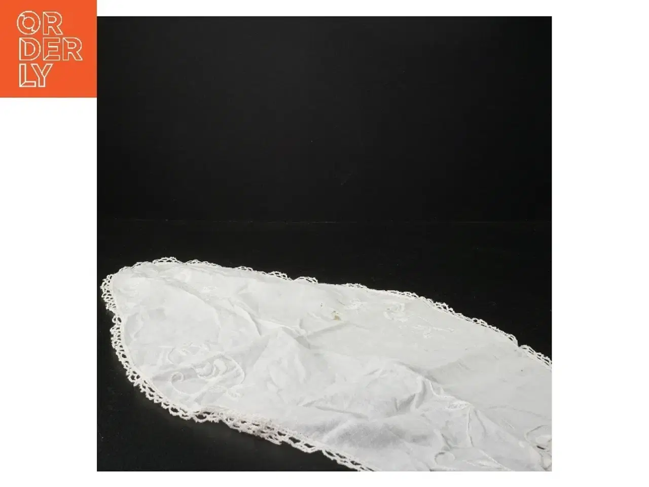 Billede 2 - Broderet pyntedug med blonder (str. 48 x. 30 cm)