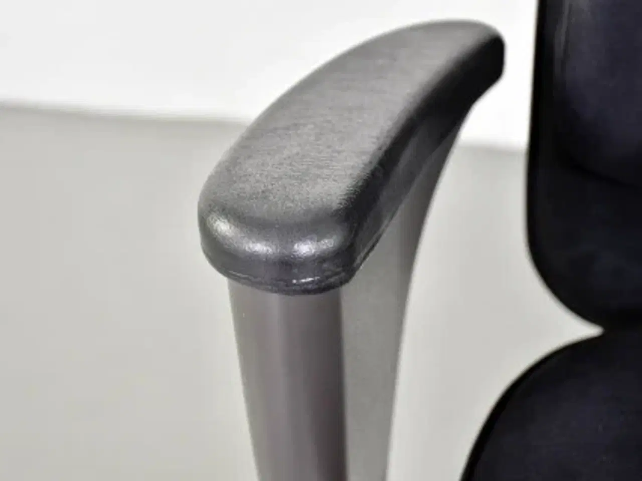 Billede 10 - Häg signet kontorstol i sort med armlæn og høj ryg