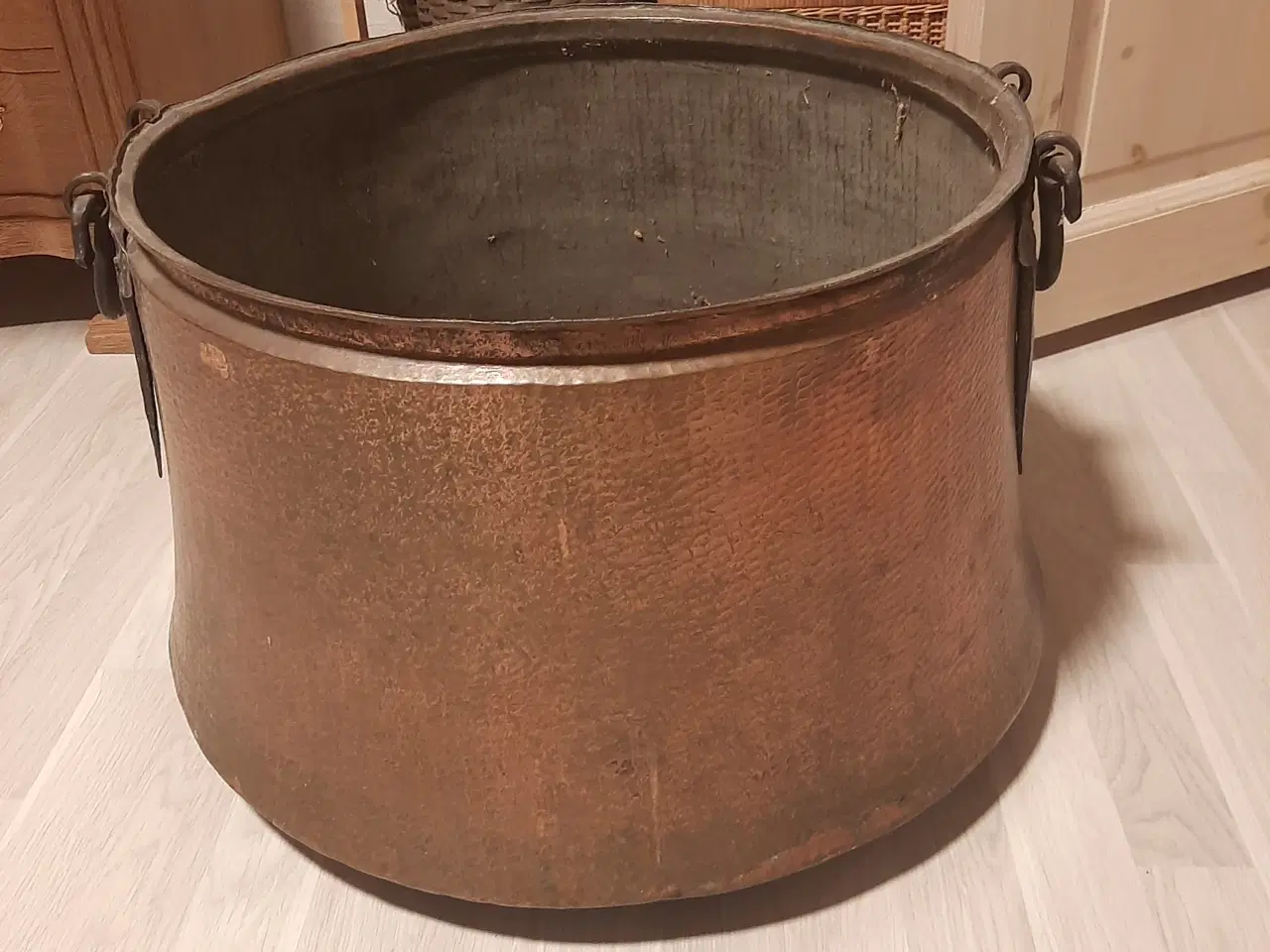 Billede 3 - Stor kobber brændespand i flot hammebanket kobber