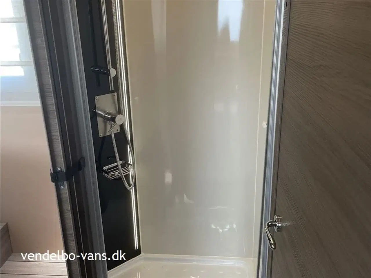 Billede 15 - 2025 - McLouis Mc4   160 cm bred dobbeltseng i midten bagerst som kan hæve/sænke