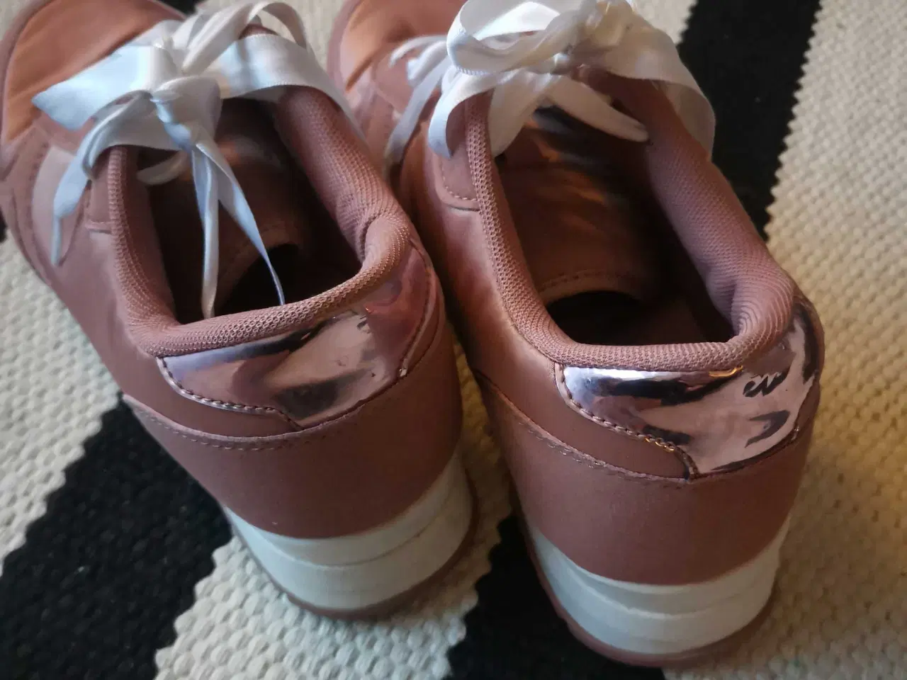 Billede 2 - Som ny sko, med satin snørebånd 5 kr🌸