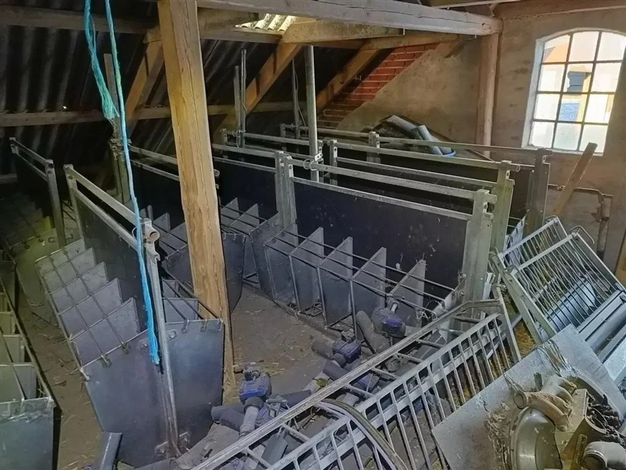 Billede 4 - - - - Rustfri fodertrug monteret på inventar