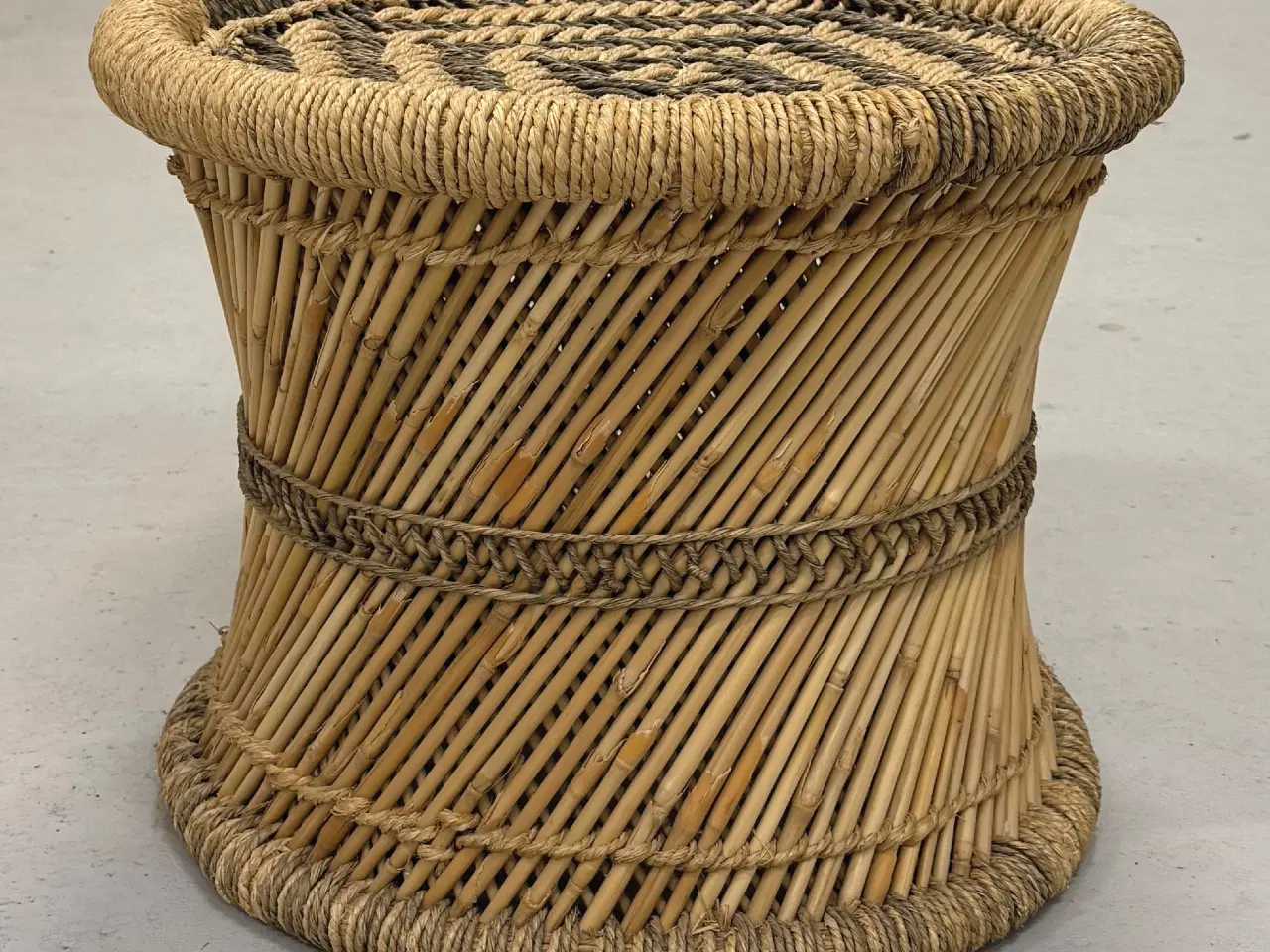 Billede 1 - Håndflettede rattan taburet/sidebord til stuen