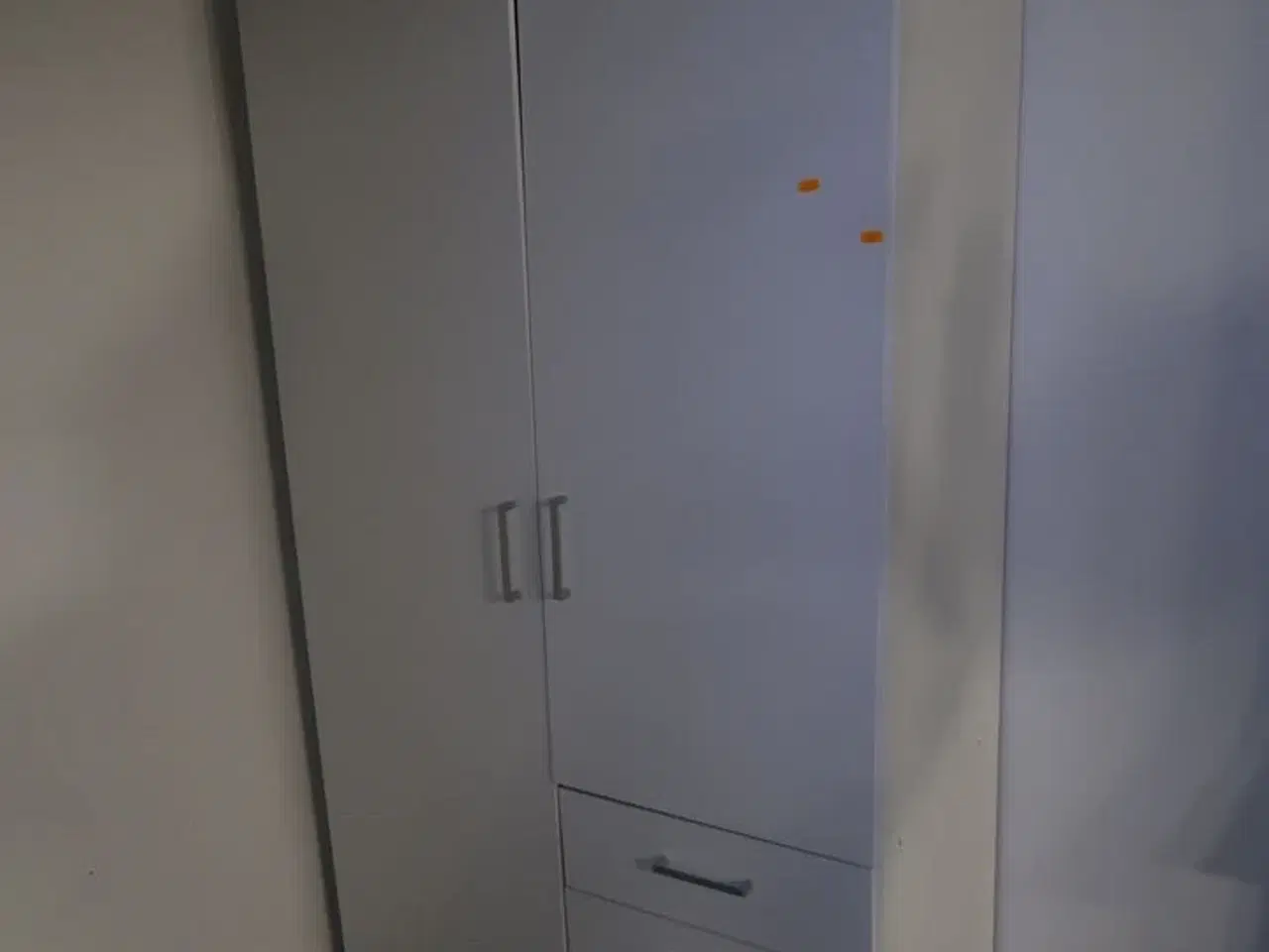 Billede 1 - Skab med indhold