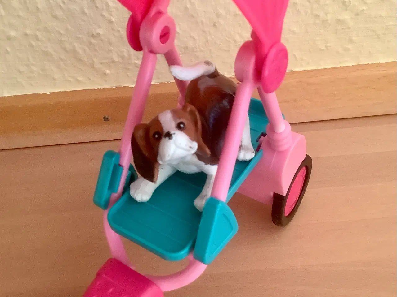 Billede 2 - Barbie klapvogn/gåvogn og Barbie hund.