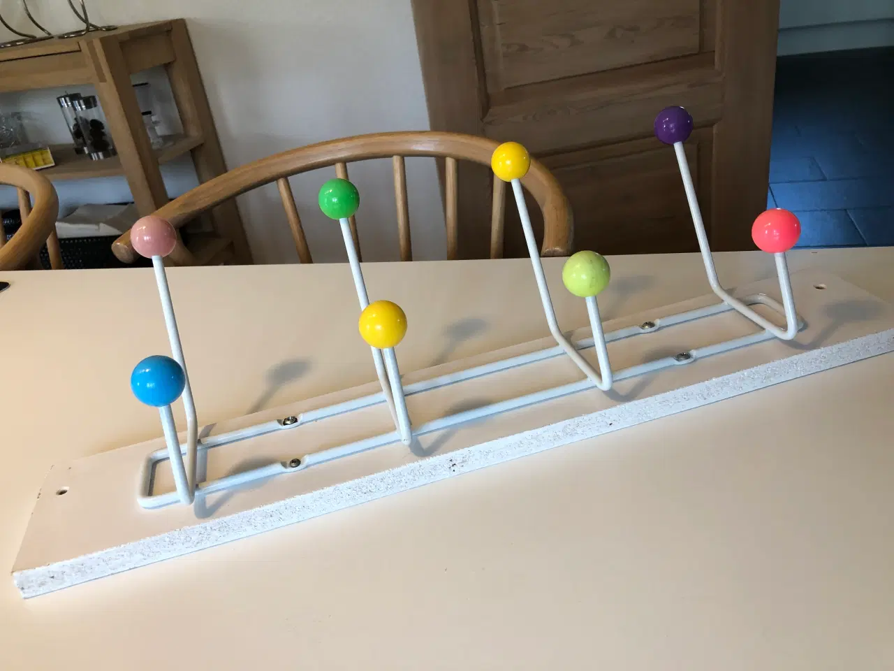 Billede 4 - Knagerække i flotte farver til børnene