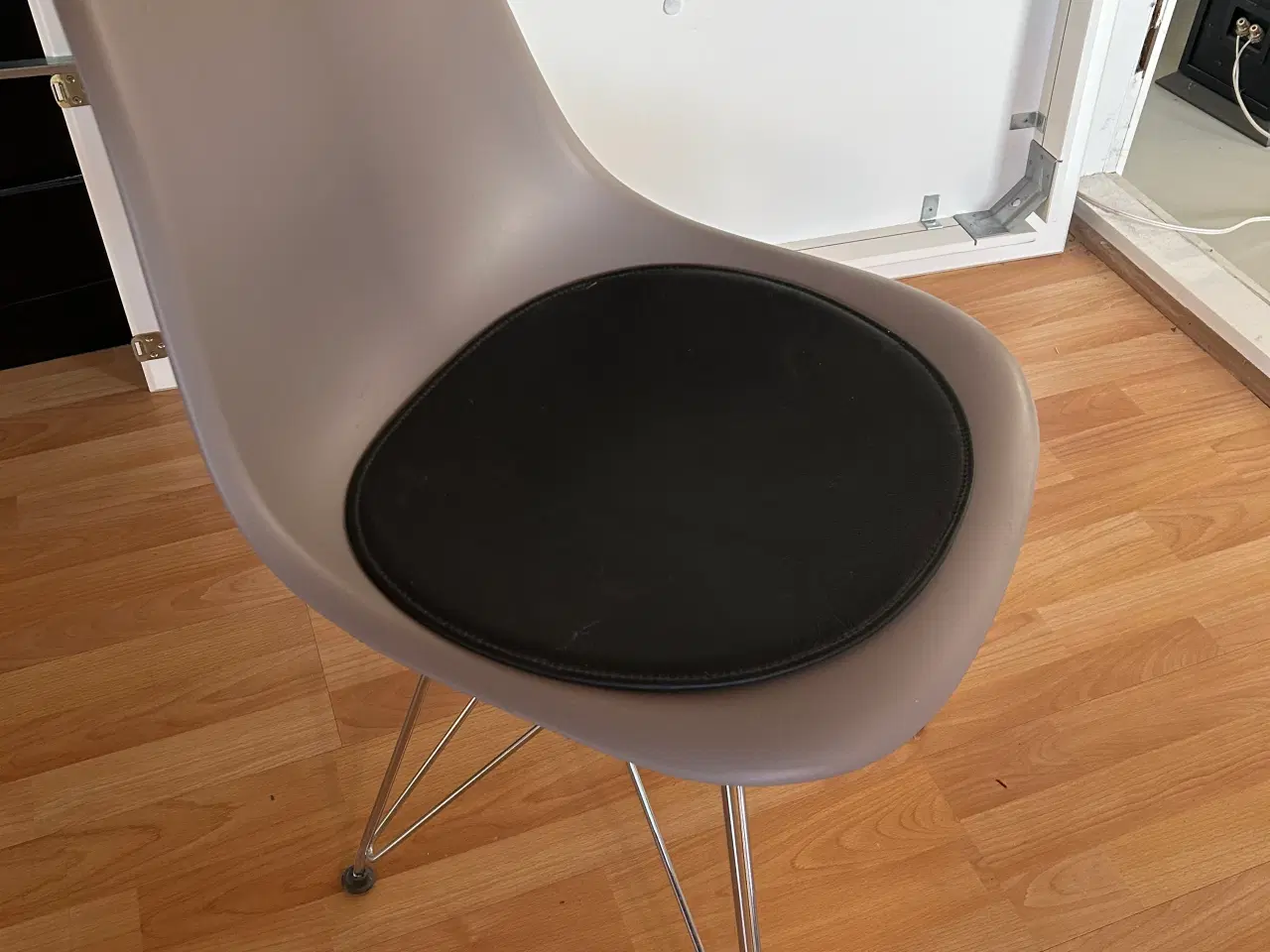 Billede 6 - Eames Spisebords stole i farver med hynder