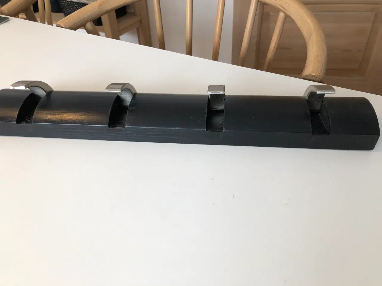 Billede 7 - Knagerække i sort med 4 knager fra Cado