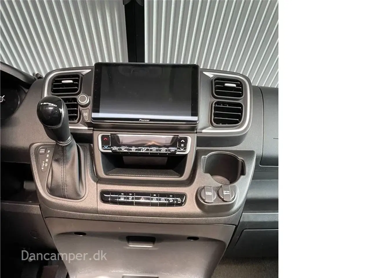 Billede 7 - 2024 - Carthago van 640 LE GT   MESSEPRIS kr. 1.099.900,- SPAR kr. 156.630,- Topmodel - enkeltsenge, Ko-øje-vinduer i bag, 9-trins automatgear, skiltegenkendelse, fjernlysassistent, navigation, Pioneer mediacenter, m.m.m.