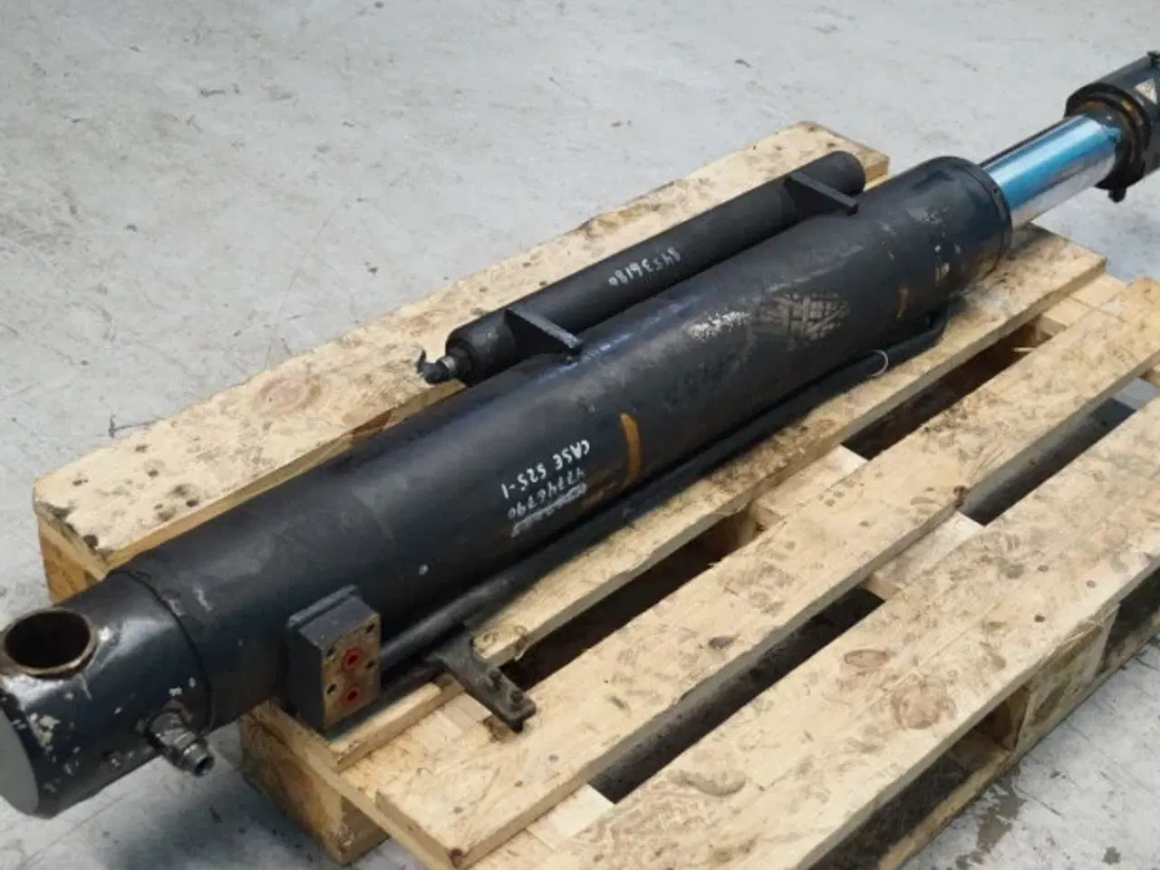 Billede 18 - Case 525 Farmlift Cylinder 47746790