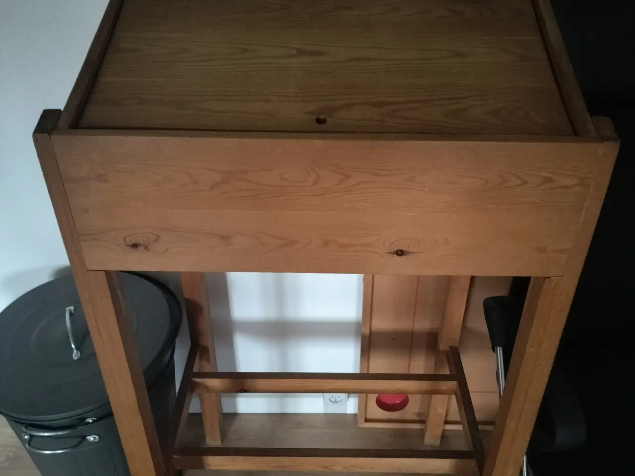 Billede 1 - Flot pult sælges, måler cirka 124*50*64, byd