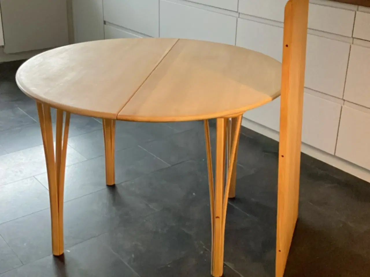 Billede 1 - Spisebord i lysolieret bøg, 104 cm i diameter