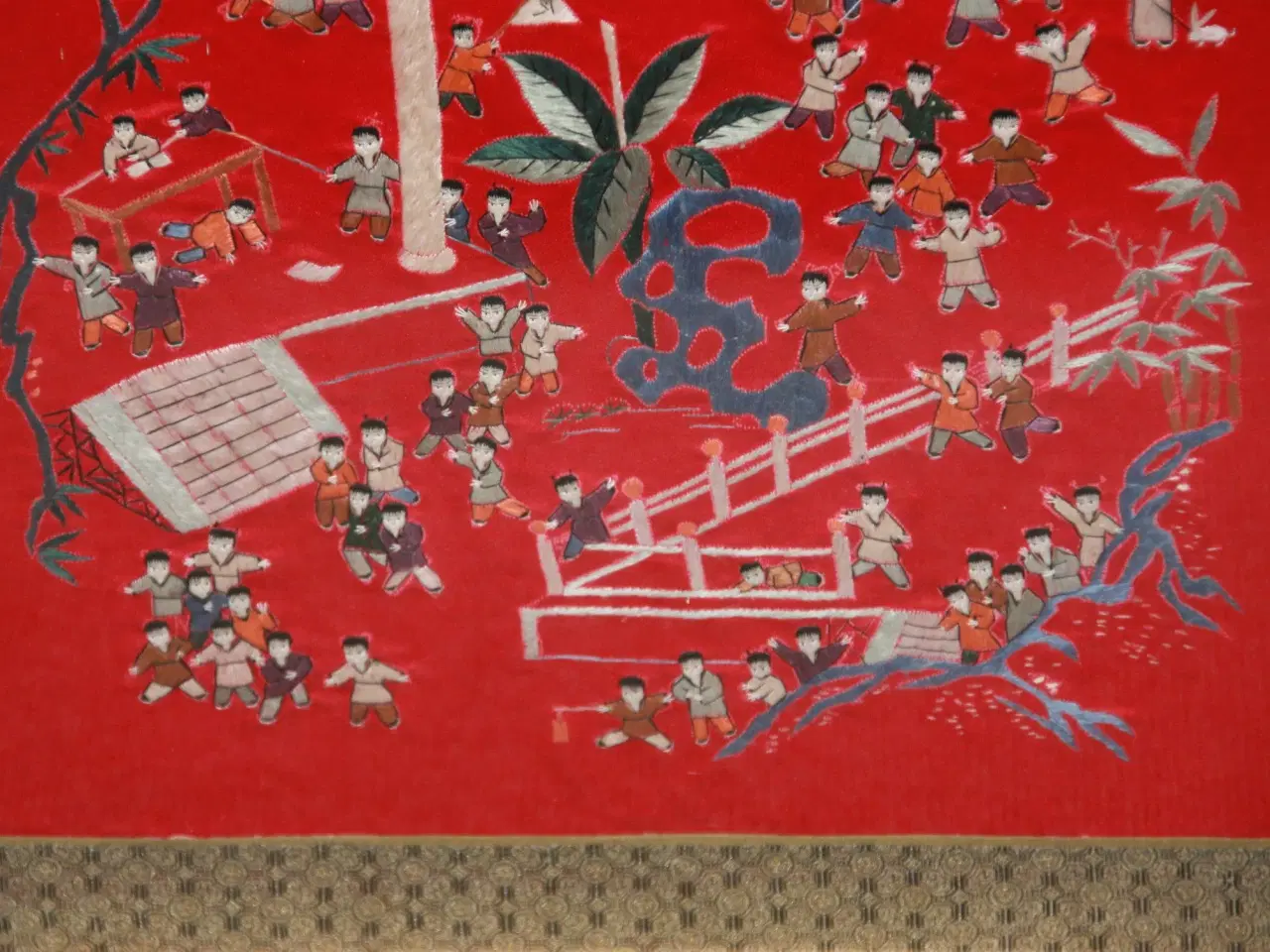 Billede 4 - Kinesisk silkebroderi med 100 børn 72 cm x 48 cm