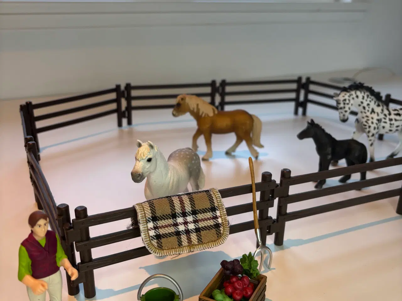 Billede 4 - Schleich fold område med 5 stk heste