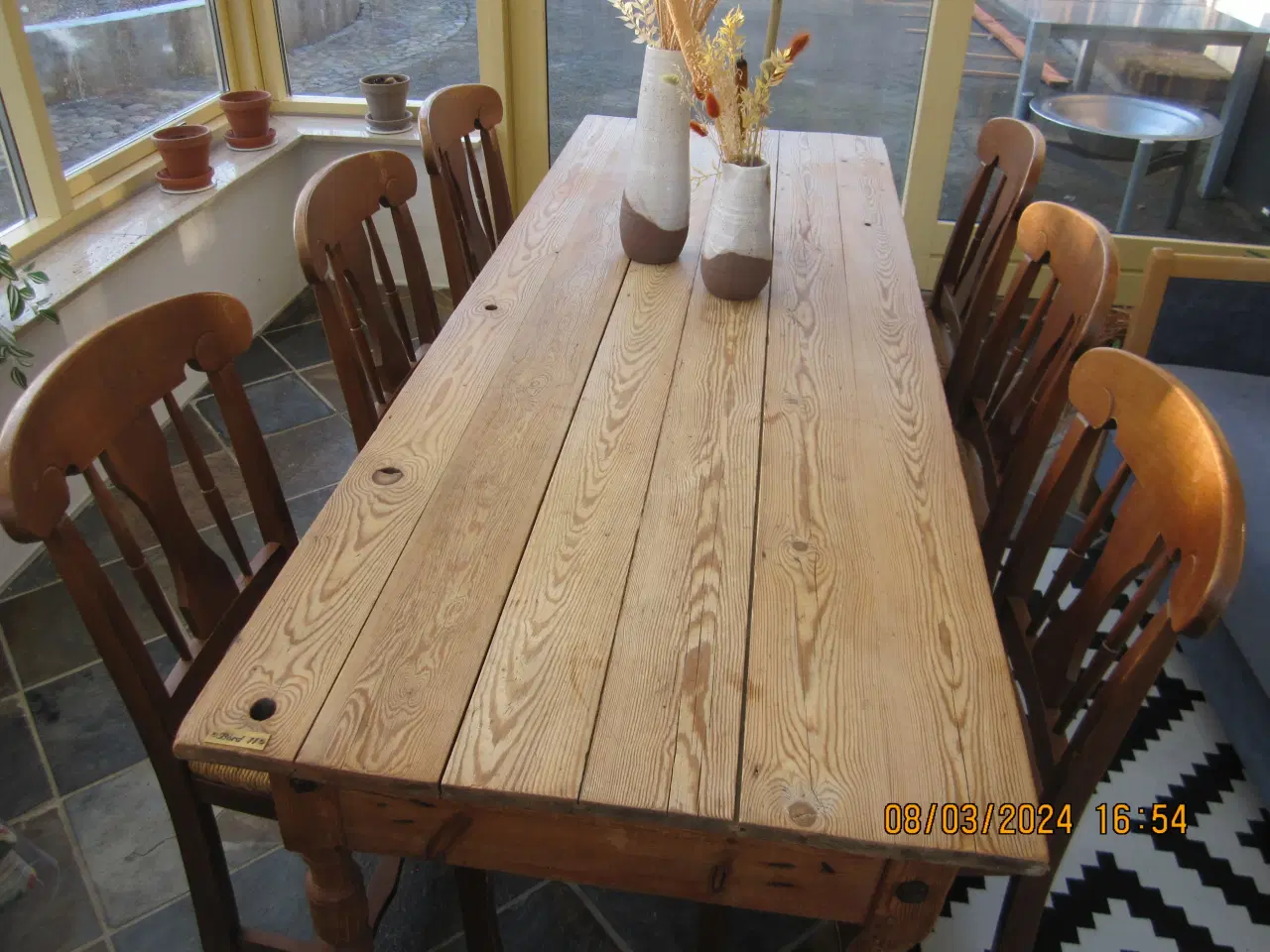 Billede 3 -  Spisebord med patina inkl. seks stole sælges