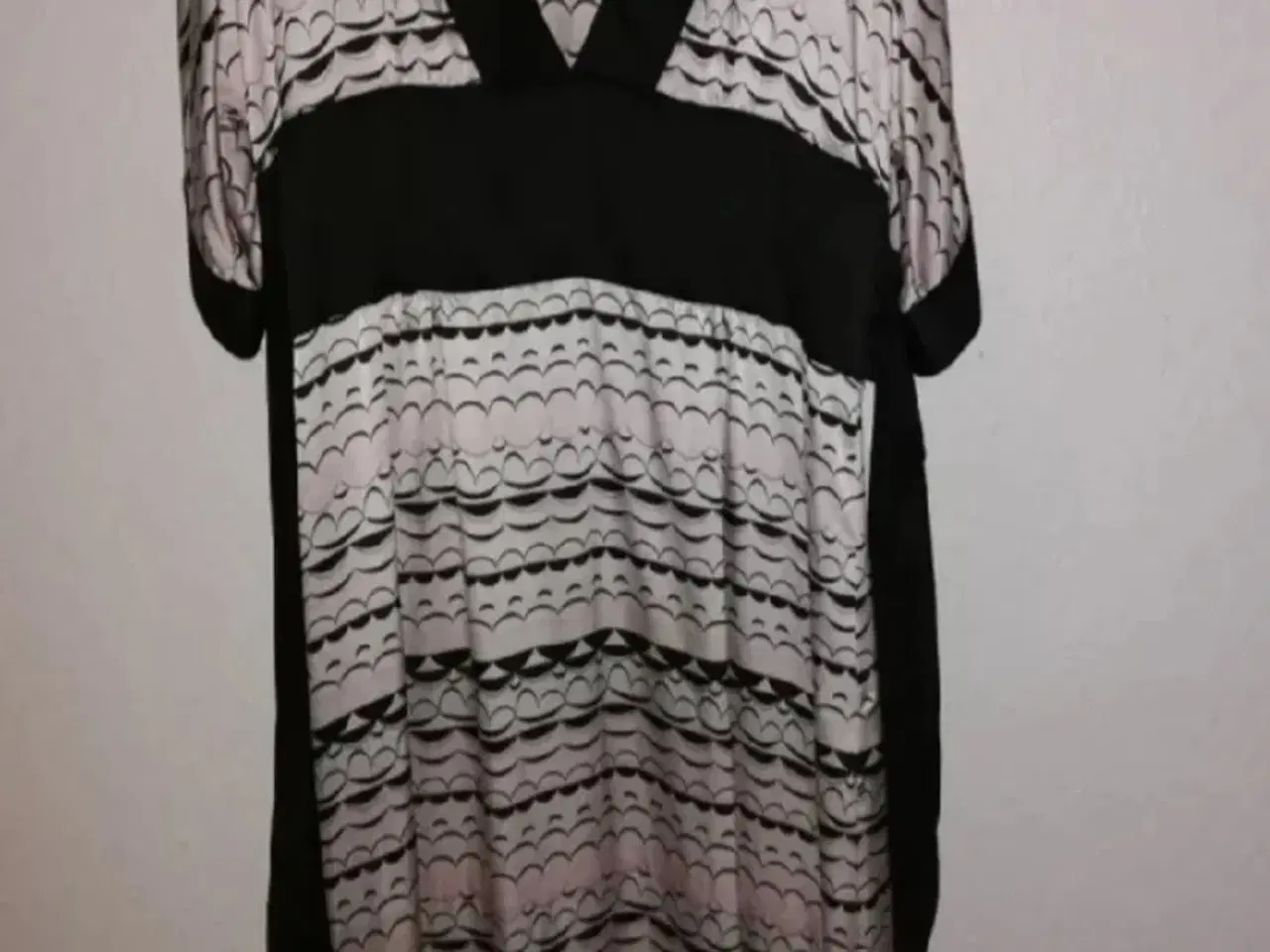 Billede 1 - Smuk silkekjole fra H&M*Madonna 