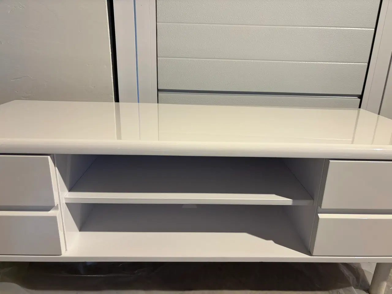 Billede 1 - Flot TV bord (mål står når du trykker på billede 2
