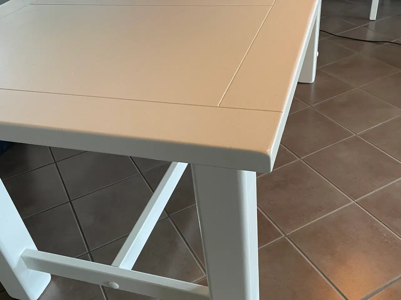 Billede 1 - Spisebord i massiv træ lakeret