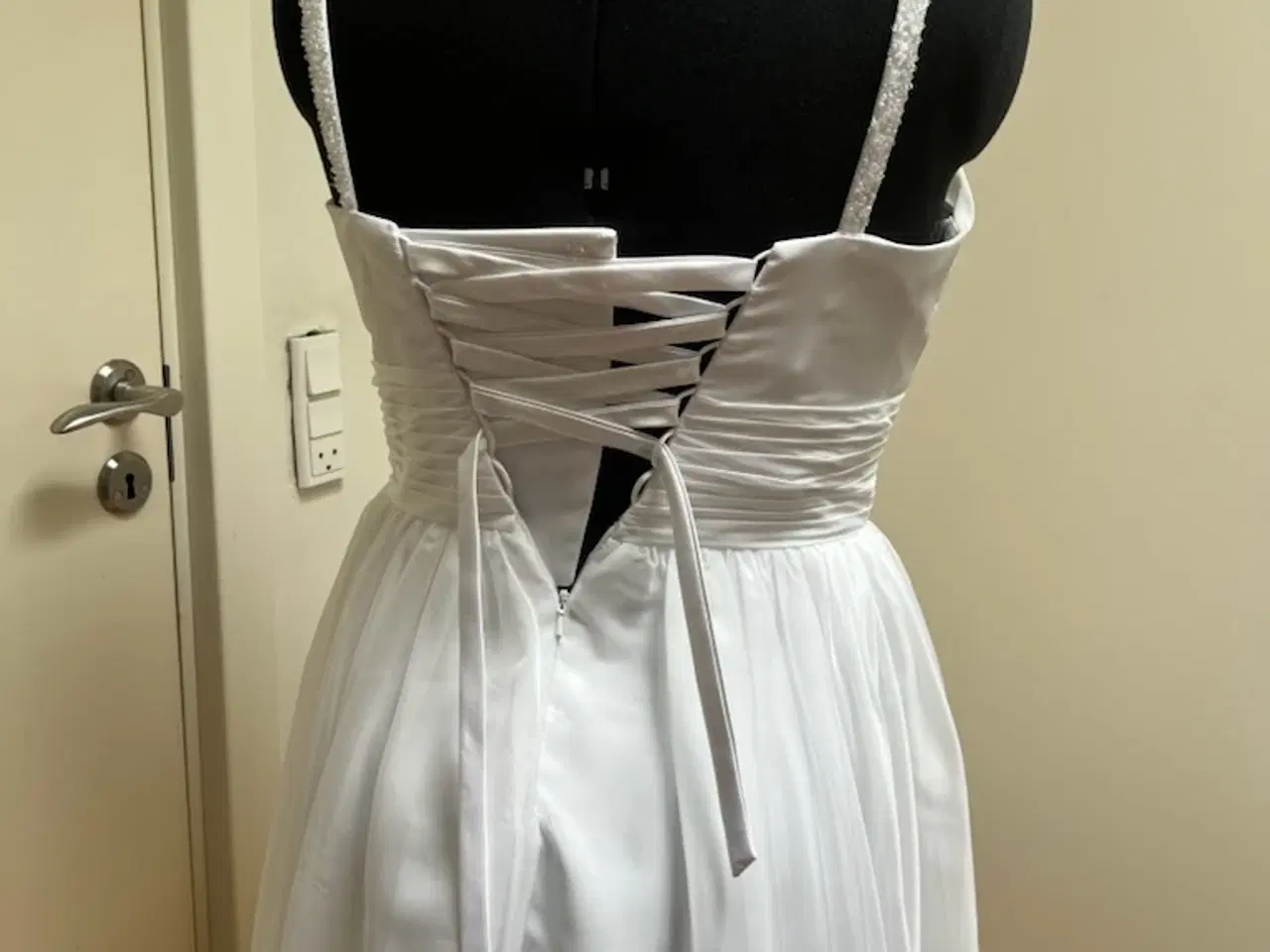 Billede 2 - Lilly Konfirmationskjole med bælte