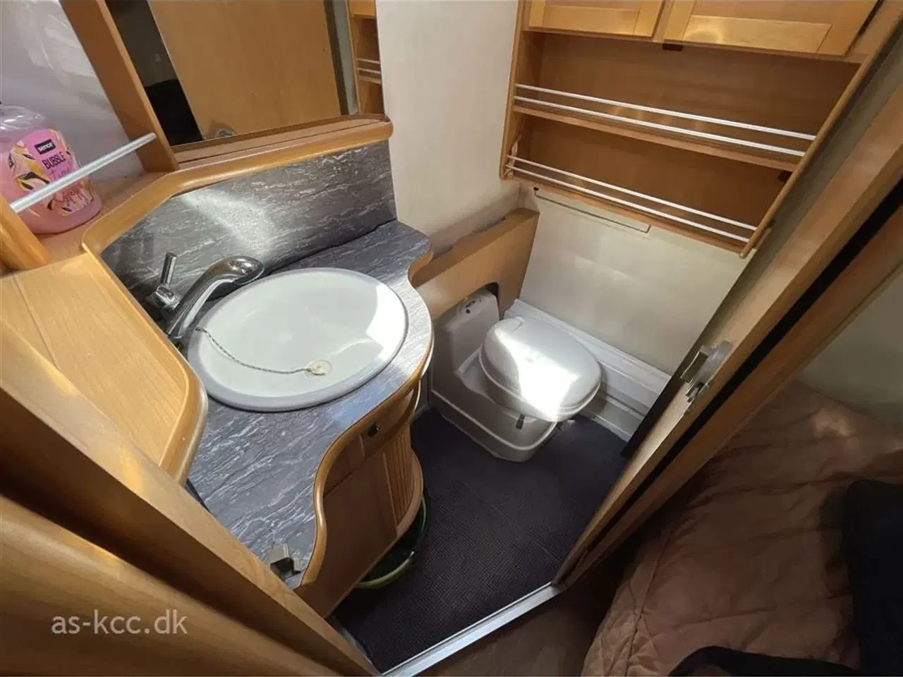 Billede 14 - 2008 - Kabe Royal 560 XL KS   Kabe Royal 560 XL KS 4 sovepladser, 6 siddepladser, Mover, Solceller, Vintertelt, Isabella Sun Shine 2,5 solsejl. SÆLGES FOR KUNDE