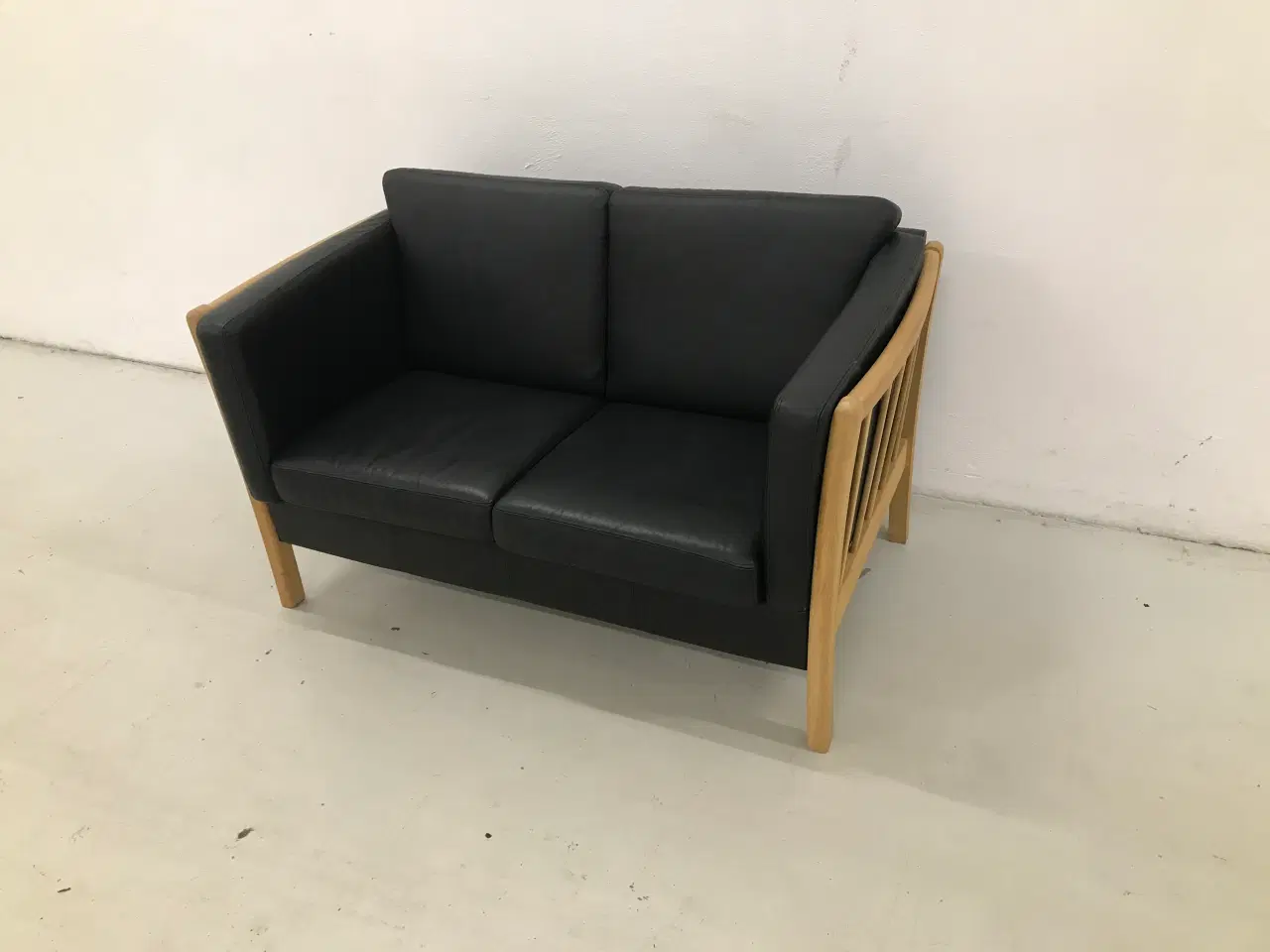 Billede 1 - 2 Pers.Sofa i sort anilin læder/tremmegavl i Eg.