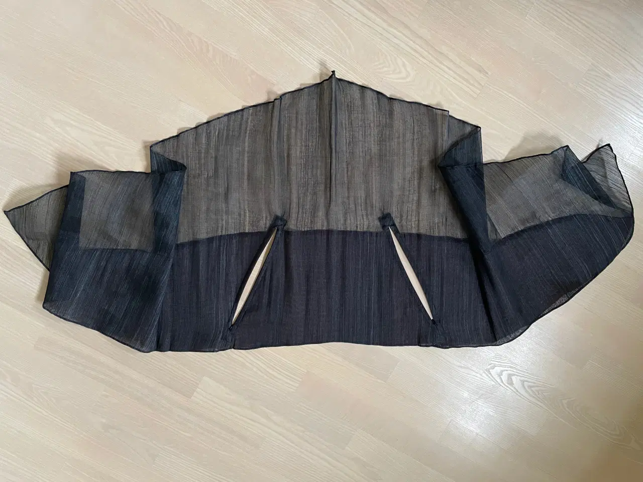 Billede 8 - En form for jakke/cape - kaldes en "WRAP"