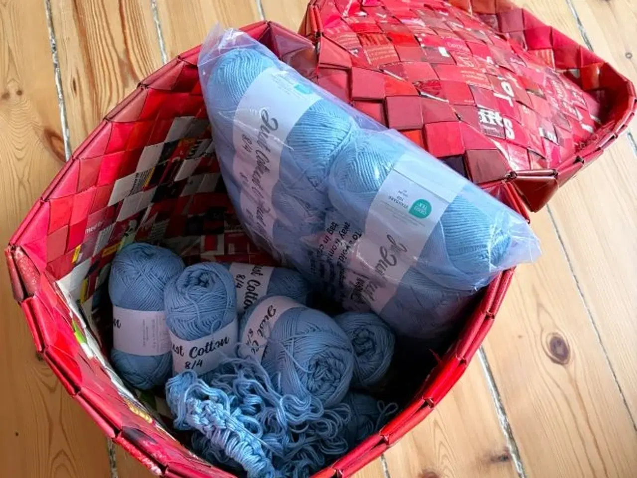 Billede 3 - Stor kurv med låg. Håndflettet.