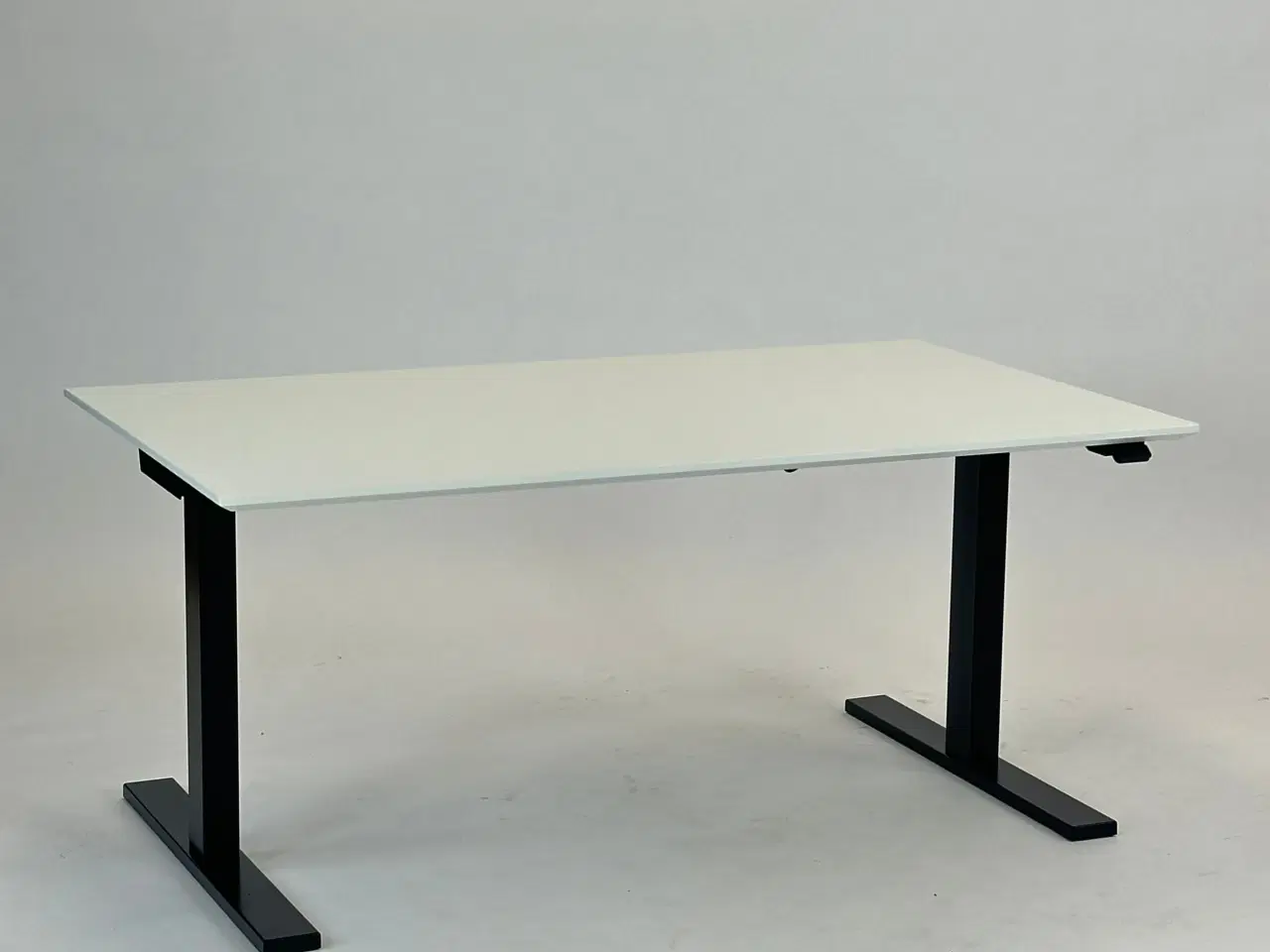 Billede 1 - Hæve-/sænkebord 140x80 (m. faset kant & flex) - Linak
