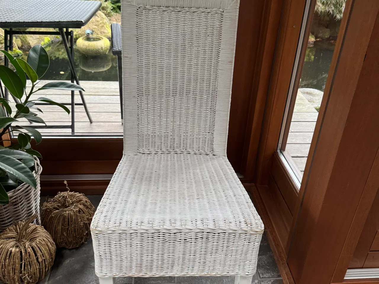 Billede 2 - Hvide spisebordsstole i flet