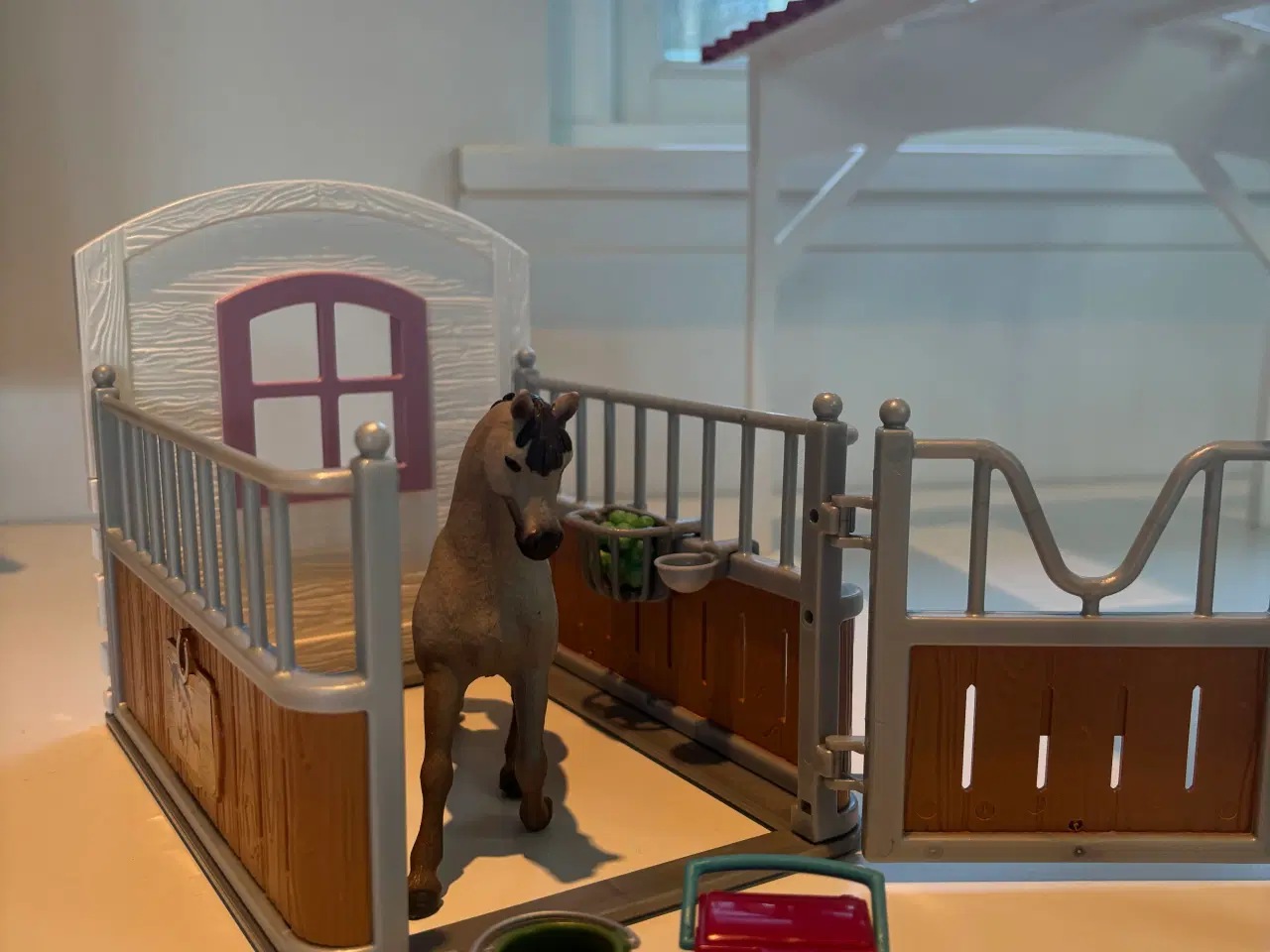 Billede 3 - Schleich stald område med 7 stk  heste