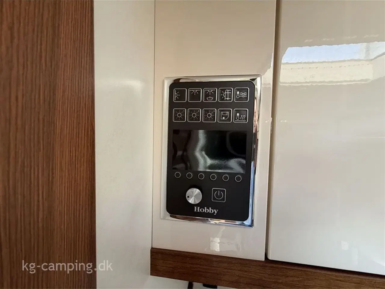 Billede 24 - 2018 - Hobby Excellent 460 SFf   Let rejsevogn med fritstående dobbeltseng. Incl i prisen er mover, fast markise og fortelt.