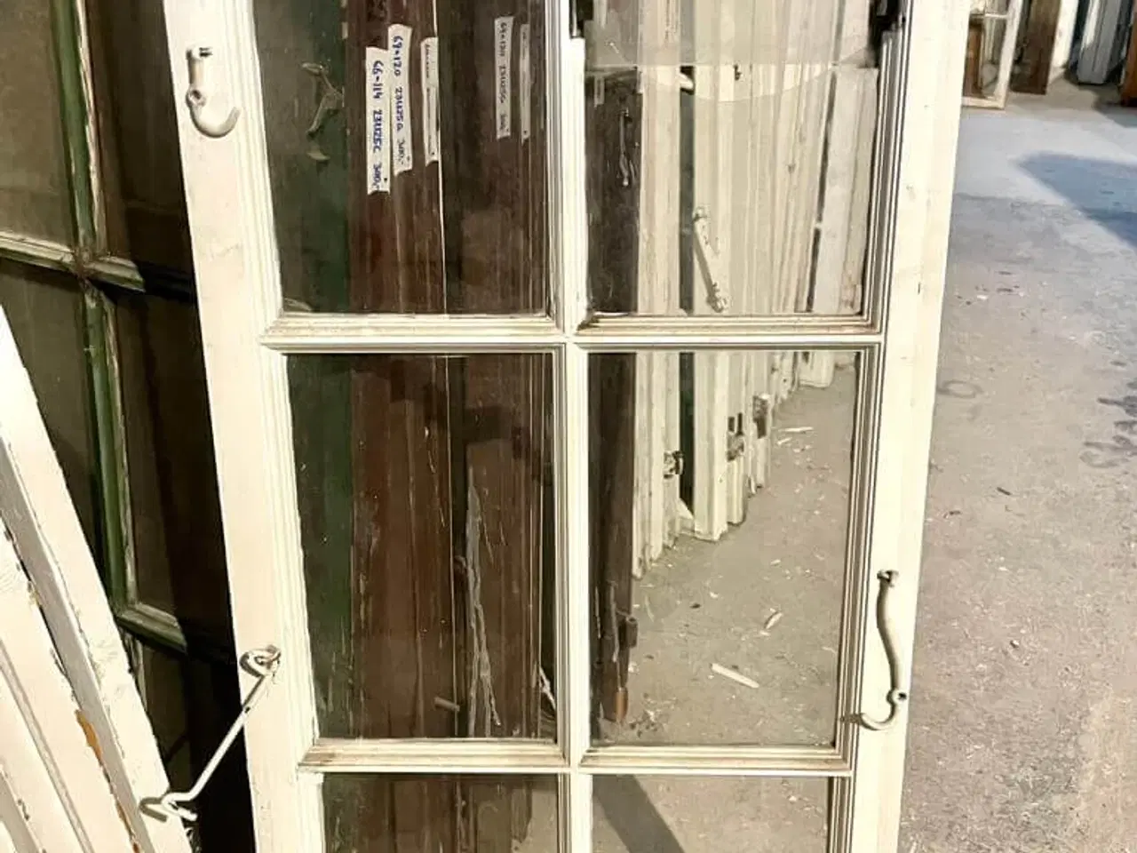 Billede 2 - Vinduesramme m. 6 ruder og ventilationsrude