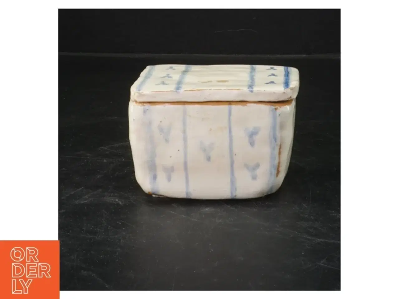 Billede 1 - Keramikbeholder med låg (str. 10x7x7 cm)