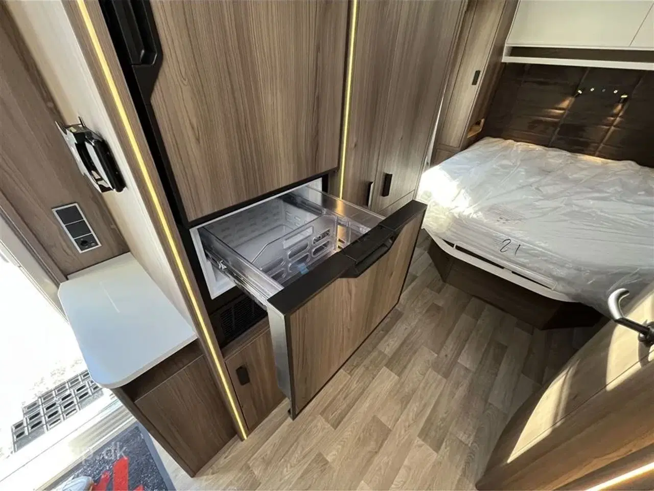 Billede 15 - 2026 - Kabe Ametist 560 GLE KS B8   fritstående dobbeltseng, rundsiddegruppe i mørkegråt  skind, ALDE centralvarme, vandbåren gulvvarme, ATC, stort kompressor køleskab