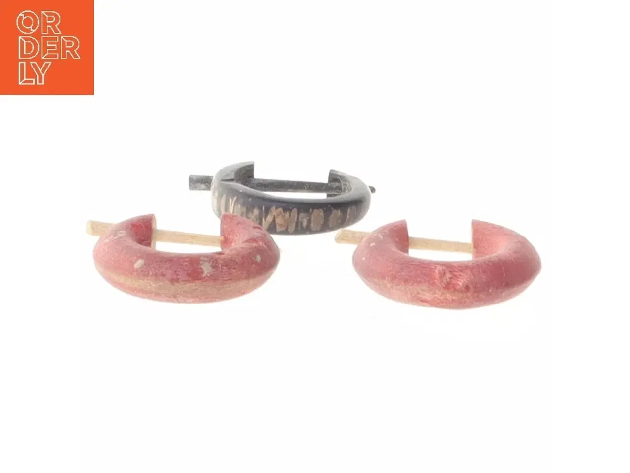 Billede 2 - Små øreringe i plastik (str. Ø 1,5 cm)