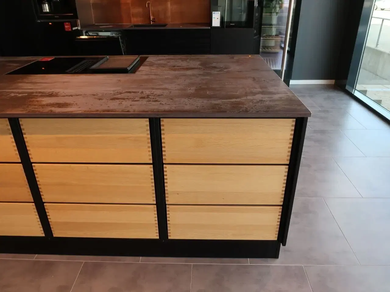 Billede 3 - Køkken AUBO Black Oak / Oak Line, Sort med armatur uden hårdehvidevarer