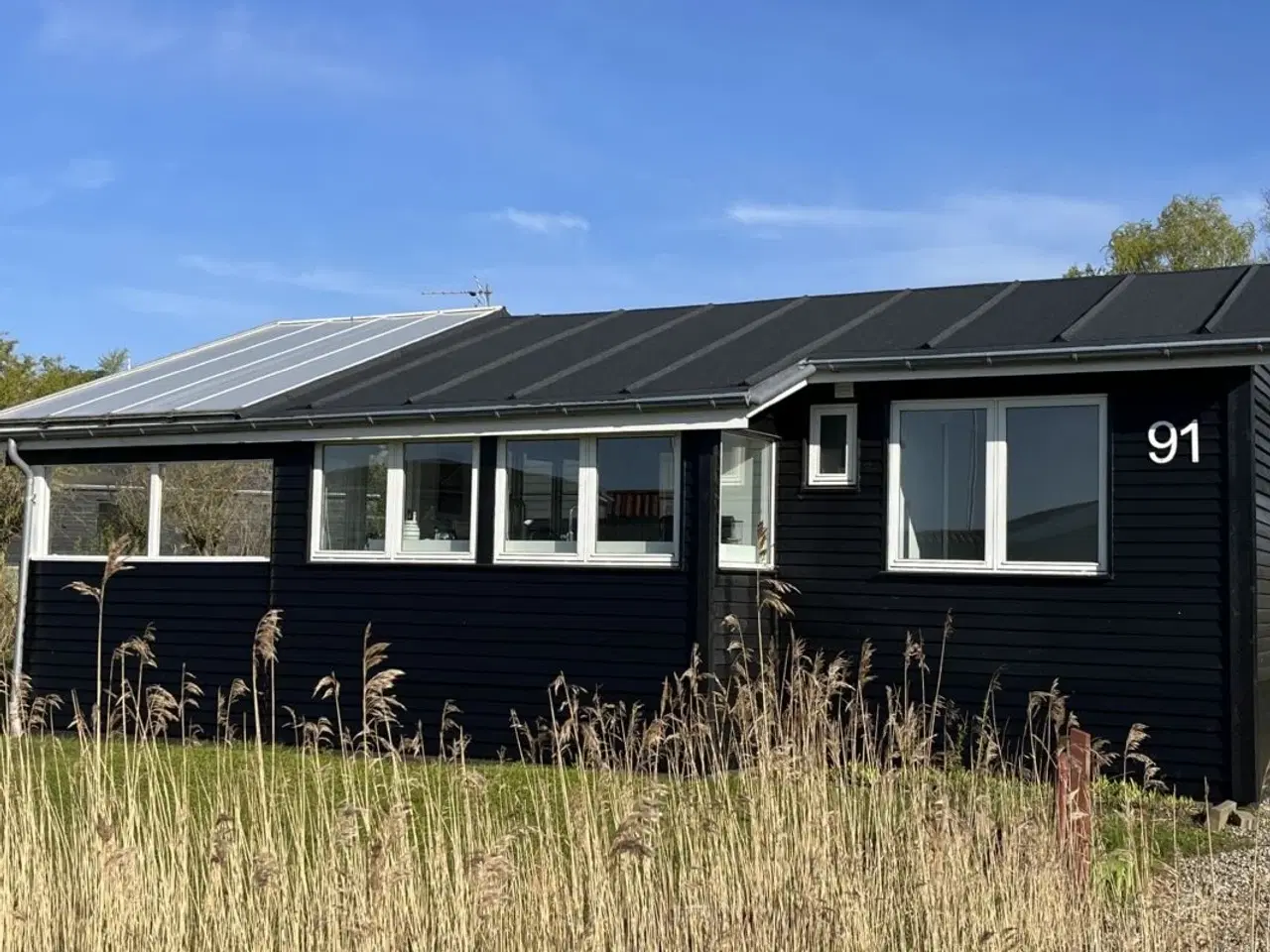 Billede 2 - Dette charmerende sommerhus byder p� en enest�ende beliggenhed i rolige og natursk�nne omgivelser, med direkte adgang til naturen lige udenfor d�ren. Blot 100 meter v�k finder du din egen private badestrand udstyret med liggestole.