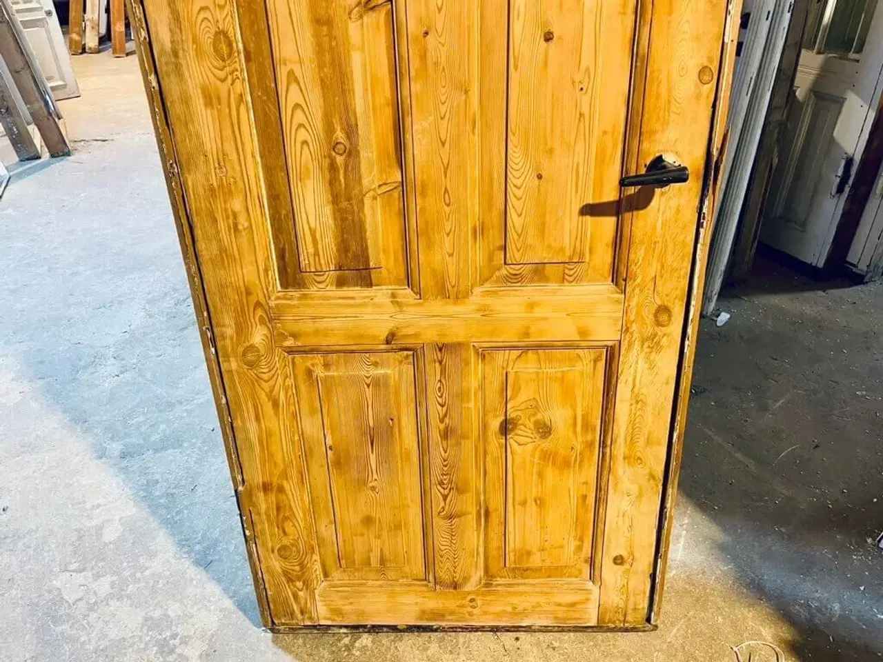 Billede 3 - Lav, umalet Dannebrogsdør m. karm