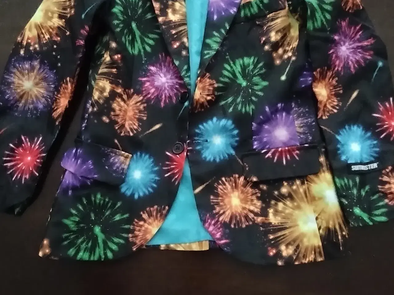 Billede 1 - Jakkesæt str.130 fyrværkeri