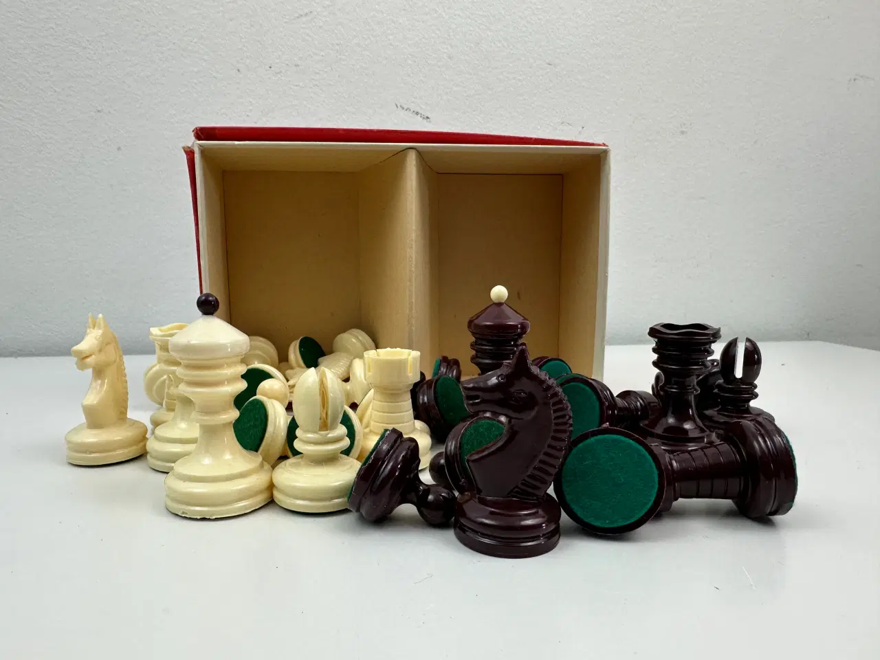 Billede 4 - Retro skakbrikker i æske