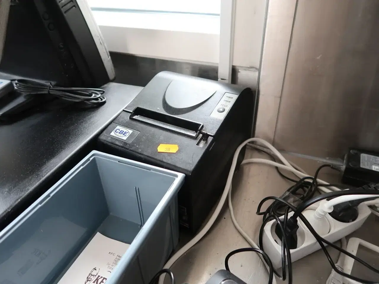 Billede 8 - Kasseapparat CBE med bonprinter, pengeskuffe, computerskærm m.m.
