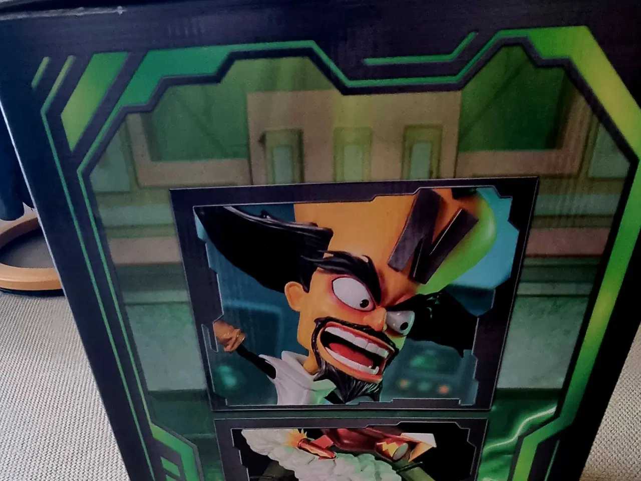 Billede 5 - Dr. Neo Cortex - 55 cm. høj. Original emballage 
