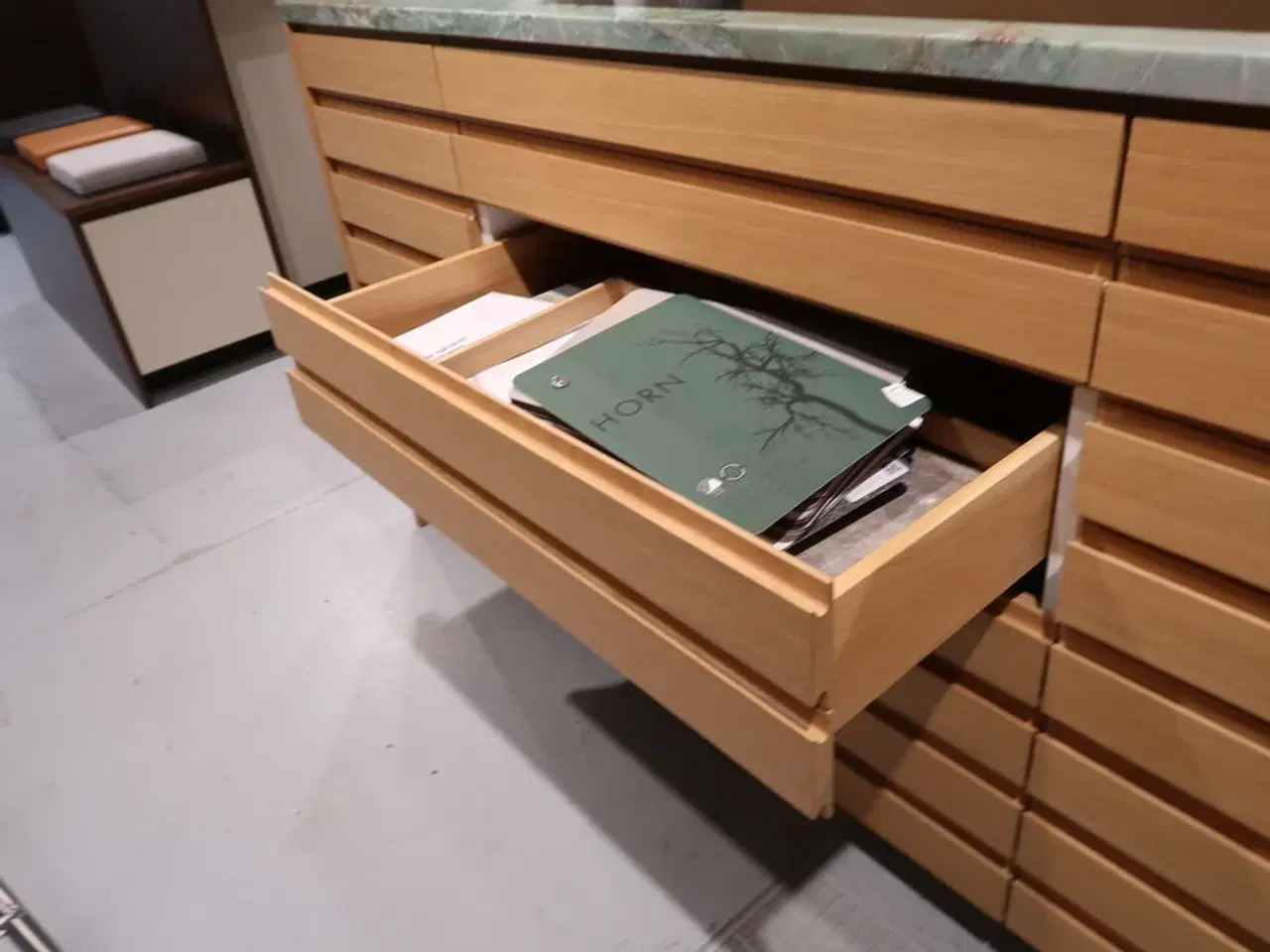 Billede 14 - Køkkenø i egetræ m. marmorbordplade FORM PLUS+