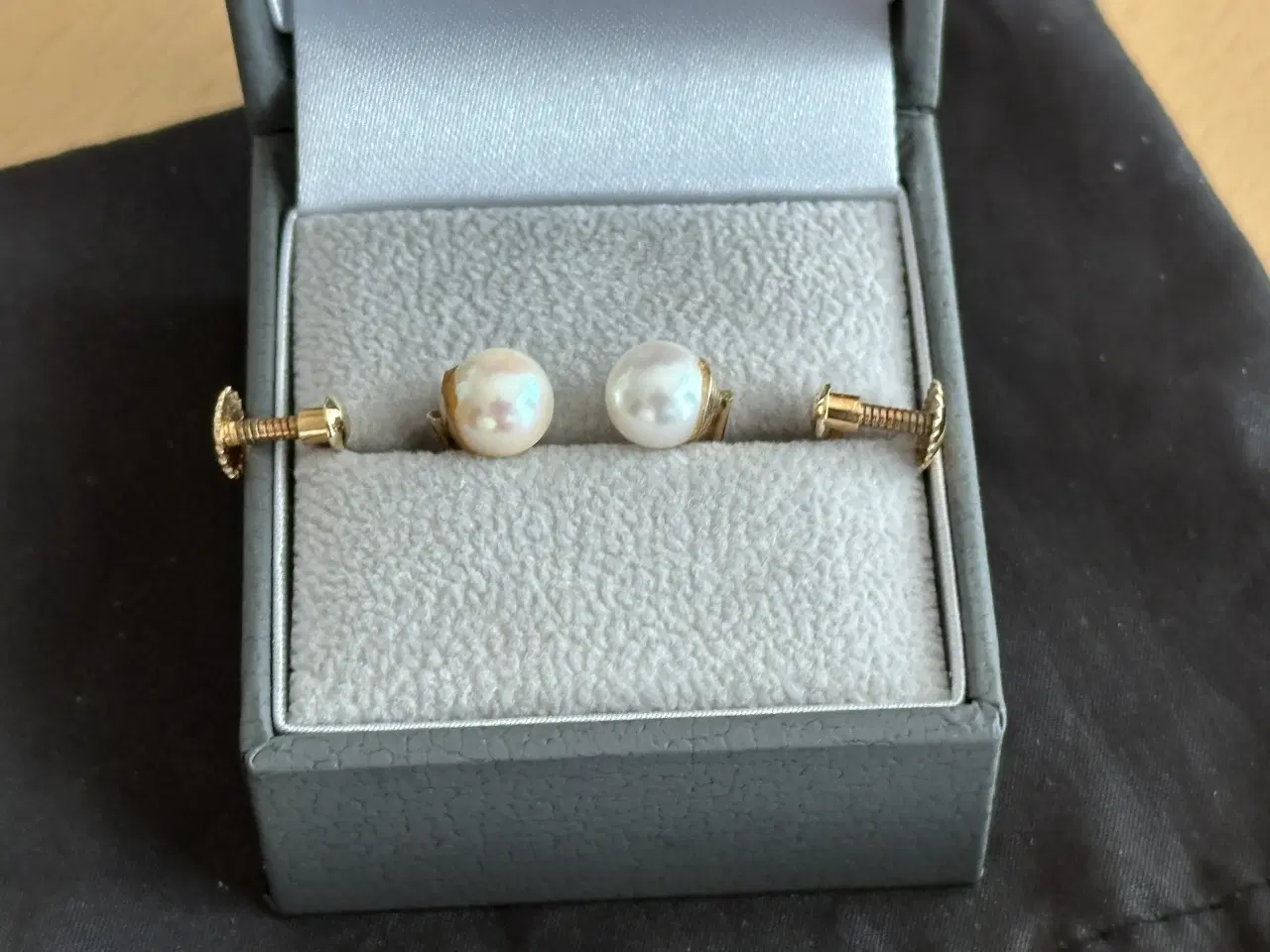 Billede 2 - Unik Hermann Siersbøl Øreskruer af 14 kt med perle