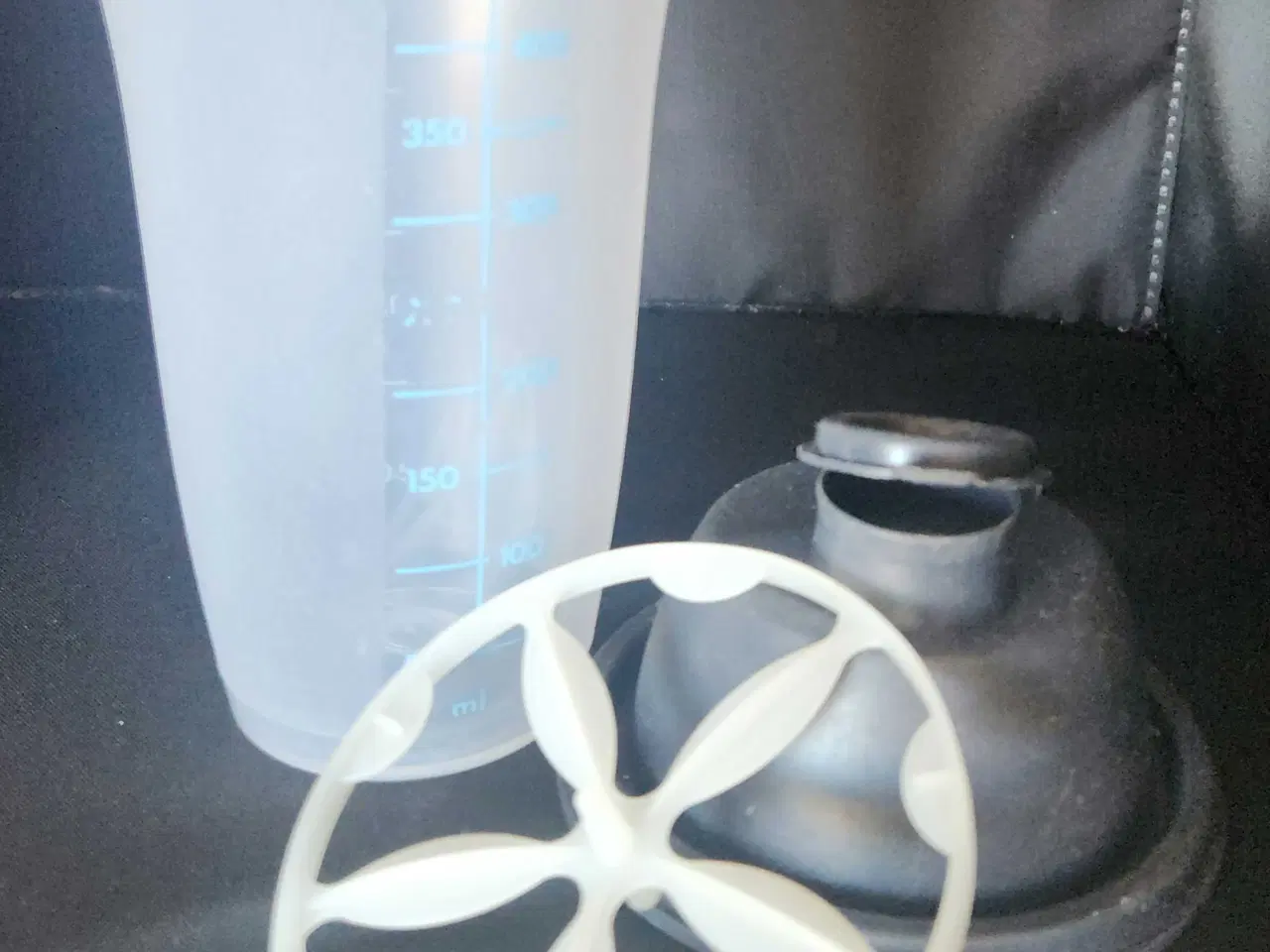 Billede 2 - Mellem størrelse Tupperware Grå Shaker