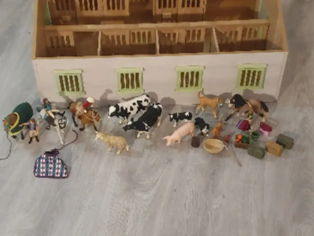 Billede 5 - Schleich ridestald med lys.