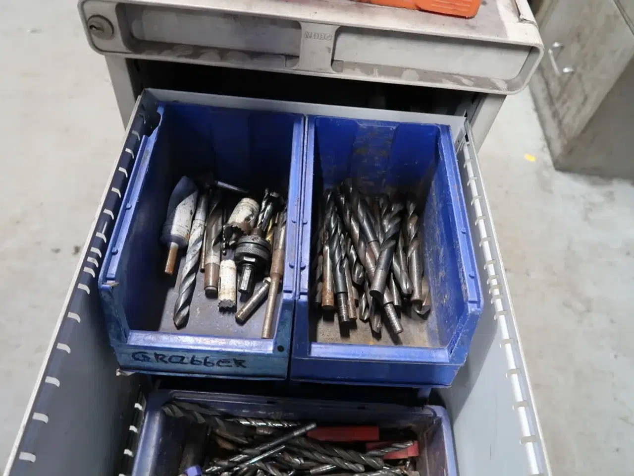 Billede 4 - Sortimentsskab med div. Bor