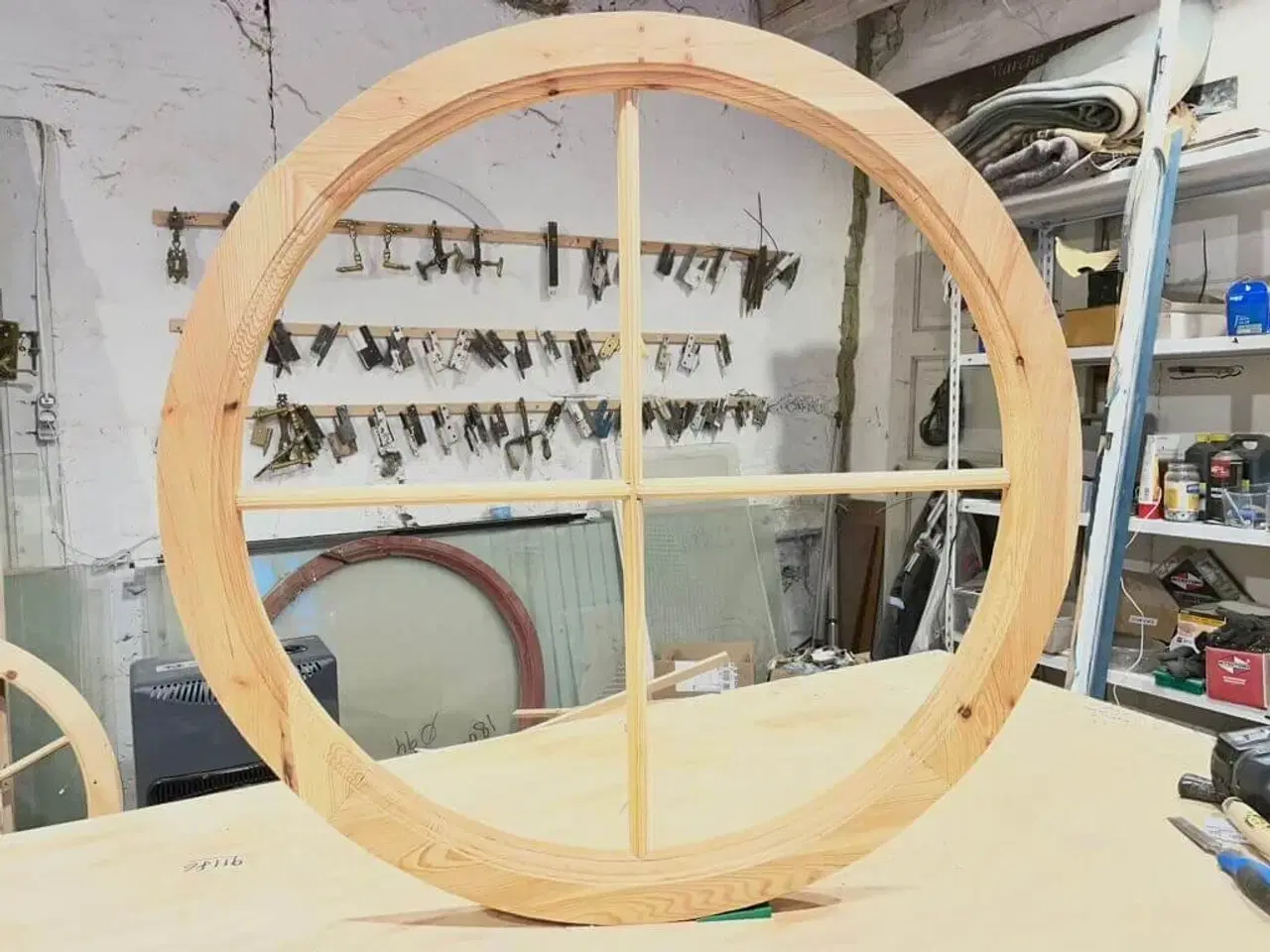 Billede 3 - Større, rundt vindue m. fire rudefelter (nylavet)