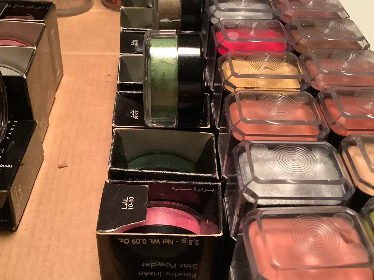 Billede 3 - Stor makeup serie sælges ud . 